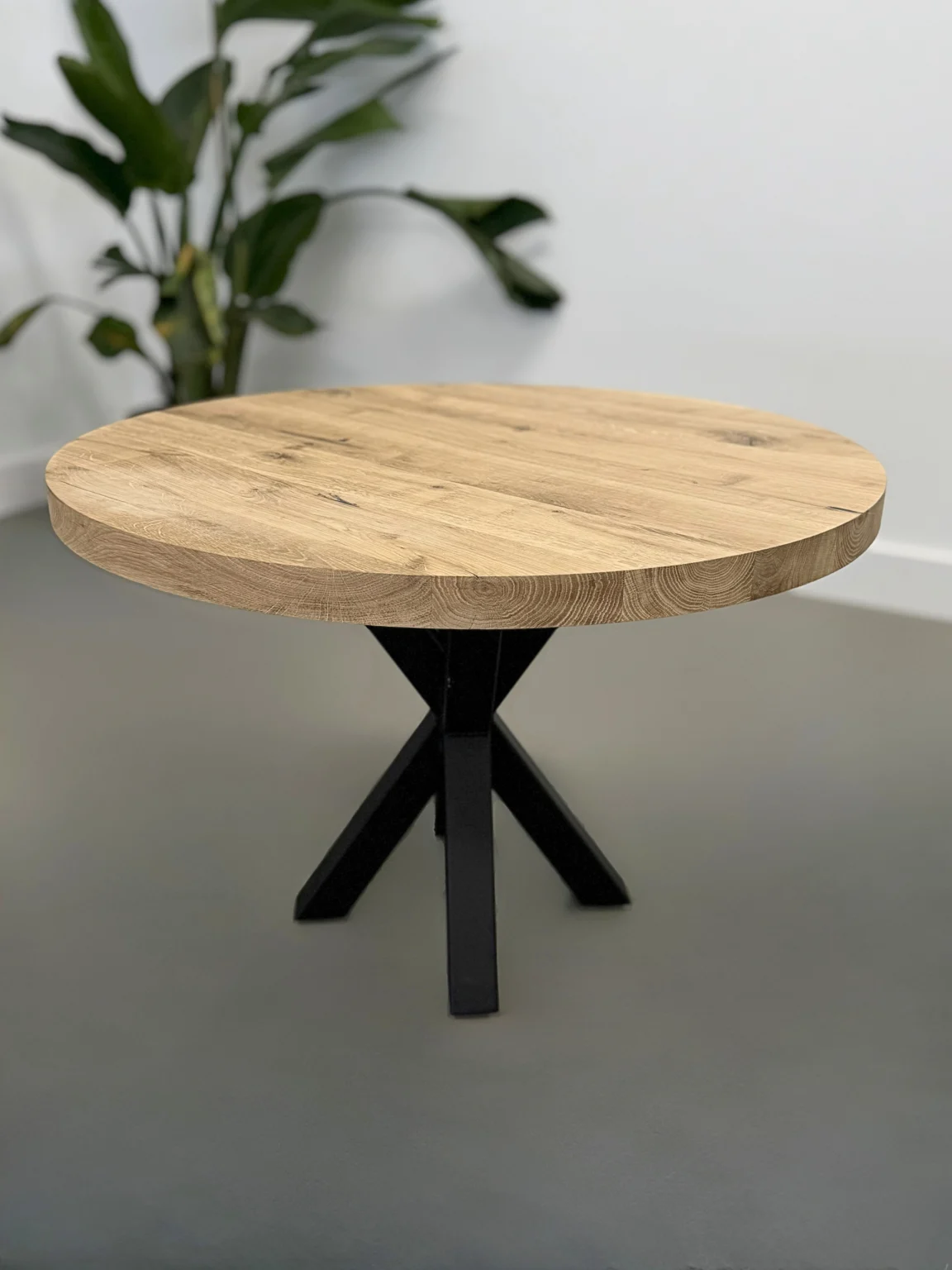 Rond eiken salon tafel.